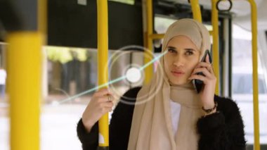 Birbirine bağlı noktaların animasyonu, otobüste seyahat ederken telefonla konuşan tesettürlü bir kadın. Dijital bileşik, çoklu pozlama, iletişim, küreselleşme, ulaşım ve teknoloji.