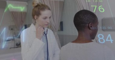 Kafkasyalı kadın doktor ve kadın hasta arasında veri işleme animasyonu. Küresel sağlık, bilim, tıp, araştırma, bilgisayar ve veri işleme kavramı dijital olarak oluşturulmuş video.