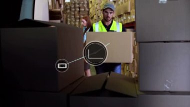 Bağlı telefon ve grafik simgelerinin animasyonu, beyaz teslimatçının kutuları minibüse yüklemesi. Dijital bileşik, sosyal medya, telekomünikasyon, ulaşım, nakliye, depo ve dağıtım kavramı.