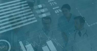 Çeşitli doktorlar üzerinde veri işleme animasyonu. Küresel tıp, bilgisayar ve veri işleme kavramı dijital olarak oluşturulmuş video.