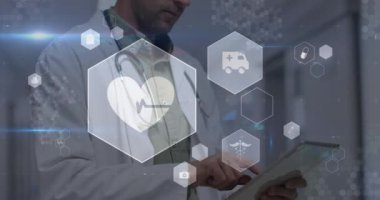 Kafkas erkek doktor üzerinde ikonlar ve tıbbi veri işleme animasyonları. Küresel tıp, bilgisayar ve veri işleme kavramı dijital olarak oluşturulmuş video.