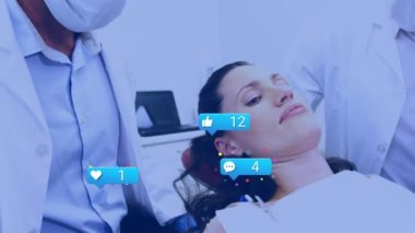 Beyaz kadın hakkında sosyal medya verilerinin animasyonu dişçide enjeksiyondan korkuyor. Küresel diş hekimliği, tıp, bağlantılar, bilgisayar ve veri işleme kavramı dijital olarak oluşturulmuş video.