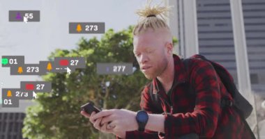 Sokakta akıllı adam kullanan Afrikalı Amerikalı albino adamın sosyal medya simgelerinin animasyonu. Sosyal medya ağı ve iş teknolojisi kavramı