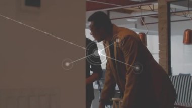 Çeşitli iş arkadaşlarının fikir alışverişinde bulunması ve ofisteki planları analiz etmesi üzerine bağlantılı noktaların canlandırılması. Dijital bileşik, çoklu pozlama, iletişim, beyin fırtınası, takım çalışması ve tartışma konsepti