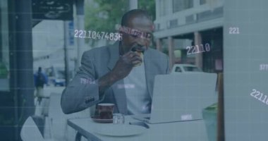 Grafikler, numaralar, kafelerde kahvaltı yapan dizüstü bilgisayarlı yaşlı Afro-Amerikan adam animasyonu. Dijital bileşik, çoklu pozlama, rapor, iş, yiyecek, içecek, emeklilik ve teknoloji.