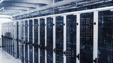 Sunucu odasındaki veri sunucusundaki gözetleme cihazlarının üzerindeki noktaların ve lenslerin canlandırılması. Dijital bileşik, çoklu pozlama, veri merkezi, ağ, teknoloji ve ağ sunucu kavramı.