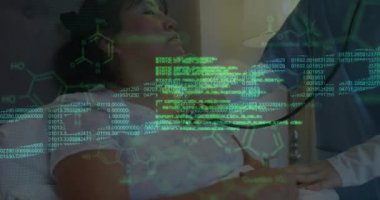 Asyalı kadın doktor ve kadın hasta üzerinde veri işleme animasyonu. Küresel sağlık, bilim, tıp, araştırma, bilgisayar ve veri işleme kavramı dijital olarak oluşturulmuş video.