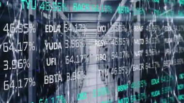 Satış tahtası animasyonu ve bağlantı noktaları sunucu odasının arka planında. Dijital bileşik, çoklu pozlama, iletişim, borsa, veri merkezi, ağ oluşturma, teknoloji, ağ sunucusu.