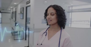 Gülümseyen melez kadın doktorun veri işleme animasyonu. Küresel sağlık, bilim, tıp, araştırma, bilgisayar ve veri işleme kavramı dijital olarak oluşturulmuş video.