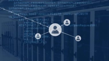 Arka plandaki sunucu odasına karşı bilgisayar dili üzerinde bağlı simgelerin canlandırılması. Dijital bileşik, çoklu pozlama, iletişim, kodlama, veri merkezi, ağ ve teknoloji kavramı.