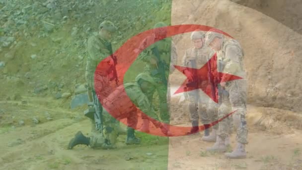 Κινούμενη Σημαία Της Αλγερίας Πάνω Από Διάφορους Στρατιώτες Πατριωτισμός Ένοπλες — Αρχείο Βίντεο