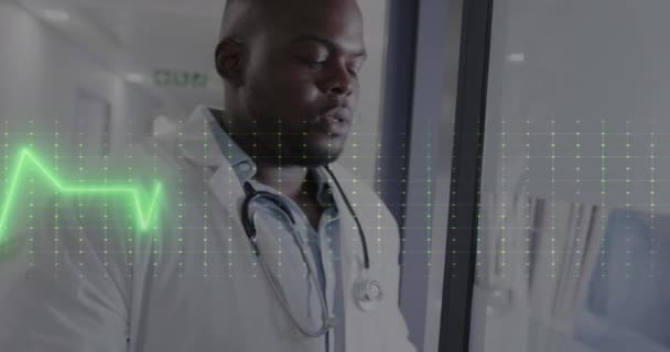 Animacja Przetwarzania Danych Nad Afrykańskim Amerykańskim Lekarzem Globalna Opieka Zdrowotna — Wideo stockowe