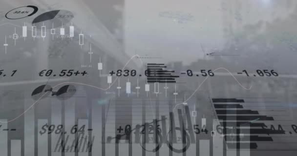 空に対する近代的な建物の上の複数のグラフと取引ボードのアニメーション デジタル複合 複数の露出 レポート ビジネス 株式市場 建築コンセプト — ストック動画
