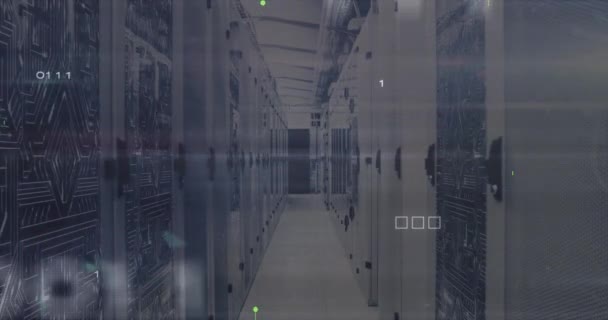 バイナリコードとサーバールーム上の回路基板パターンを持つXシンボルのアニメーション デジタル複合 コーディング ネットワーキング データセンター セキュリティ テクノロジー ネットワークサーバーのコンセプト — ストック動画