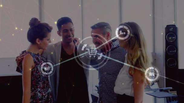 在快乐多样的同事之间建立起连在一起的点点滴滴的动画和图标 形成了办公室的链子 数字合成 多重曝光 团队合作 业务和技术概念 — 图库视频影像
