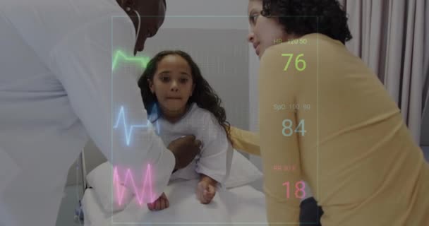アフリカ系アメリカ人男性医師の少女患者に対するデータ処理のアニメーション グローバルヘルスケア コンピューティング データ処理コンセプトデジタル生成ビデオ — ストック動画