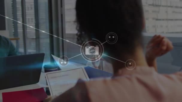 Çeşitli Arkadaşlarının Ofiste Fikir Paylaşımı Üzerine Bağlantılı Simgelerin Canlandırılması Dijital — Stok video