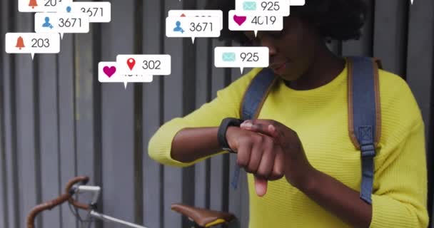 Анимация Икон Социальных Сетей Над Африканской Американкой Использующей Умные Часы — стоковое видео