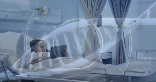 Animacja Przetwarzania Danych Nad Pacjentką Dwurasową Korzystającą Tabletu Szpitalnym Łóżku — Wideo stockowe