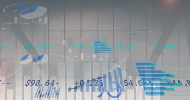 Animace Grafů Obchodní Tabule Přes Skleněné Okno Proti Modernímu Městskému — Stock video