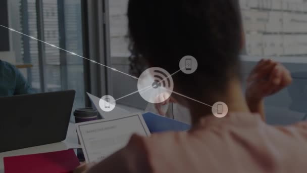 Çeşitli Arkadaşlarının Ofiste Fikir Paylaşımı Üzerine Bağlantılı Simgelerin Canlandırılması Dijital — Stok video