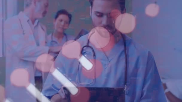 Анимация Вращающегося Дна Геля Над Кавалером Помощью Цифрового Планшета Больнице — стоковое видео