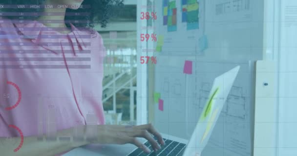オフィスでラップトップを使用して立っている女性の上のインフォグラフィックインターフェースのアニメーション デジタル複合 複数の露出 レポート ビジネス グローバル テクノロジーのコンセプト — ストック動画