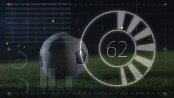 ピッチ上のサッカー選手に対する財務データ処理のアニメーション グローバルスポーツ ビジネス コンピューティング データ処理のコンセプトデジタル生成ビデオ — ストック動画