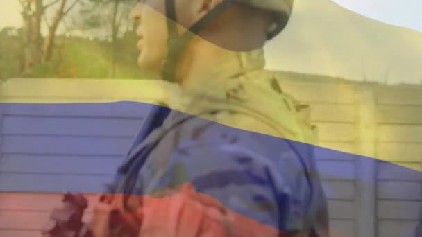 Animación Bandera Colombia Sobre Diversos Soldados Patriotismo Fuerzas Armadas Concepto — Vídeo de stock