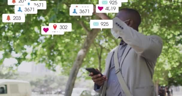 Akıllı Telefon Kullanarak Sosyal Medya Simgelerinin Afro Amerikan Maskeli Adam — Stok video