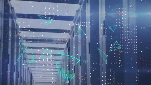 バックグラウンドのサーバールーム上の三角形と点を形成する接続された点のアニメーション デジタル複合 複数の露出 データセンター ネットワーキング テクノロジー ネットワークサーバー — ストック動画