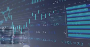 Madeni para yığınları üzerinde finansal veri işleme animasyonu. Küresel iş, finans, hesaplama ve veri işleme kavramı dijital olarak oluşturulmuş video.