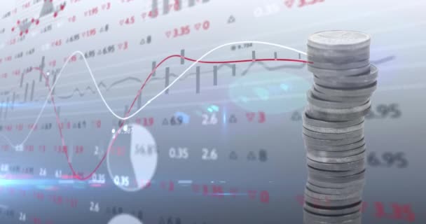 Animation Der Verarbeitung Von Finanzdaten Über Stapel Von Münzen Globales — Stockvideo
