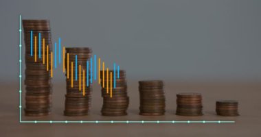 Madeni para yığınları üzerinde finansal veri işleme animasyonu. Küresel iş, finans, hesaplama ve veri işleme kavramı dijital olarak oluşturulmuş video.