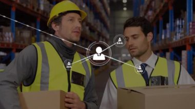 Depoda çalışan beyaz adamların ikonlarıyla olan bağlantıların animasyonu. Küresel gönderim, bağlantılar, hesaplama ve veri işleme kavramı dijital olarak oluşturulmuş video.