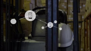 Deponun üzerindeki simgelerle bağlantı ağının animasyonu. Küresel gönderim, bağlantılar, hesaplama ve veri işleme kavramı dijital olarak oluşturulmuş video.