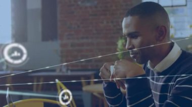 Bir kafede kahve içen melez bir adama karşı dijital ikon ağının animasyonu. Küresel ağ ve iş teknolojisi kavramı