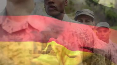 Beyaz erkek asker üzerinde Alman bayrağının animasyonu. Vatanseverlik, silahlı kuvvetler ve dijital olarak üretilen ulusal savunma konsepti.