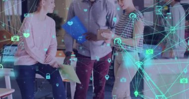 Çeşitli iş arkadaşlarının ofiste raporları tartışması üzerine bağlantılı simgelerin küre oluşturulması.