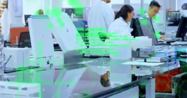 Laboratuvarda bilgisayar kullanan iki ırklı kıdemli kadın bilim adamının veri işleme animasyonu. Tıbbi araştırma ve bilim teknolojisi kavramı