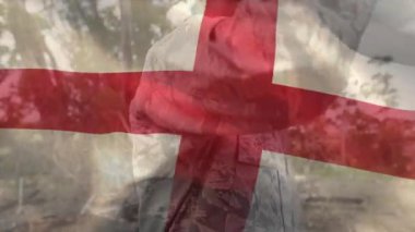 Afro-Amerikan erkek asker yerine İngiliz bayrağının animasyonu. Vatanseverlik, silahlı kuvvetler ve dijital olarak üretilen ulusal savunma konsepti.