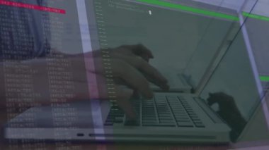 Ofiste dizüstü bilgisayar kullanan kadın ve erkeğin orta kısımlarına karşı veri işleme animasyonu. Bilgisayar arayüzü ve iş teknolojisi kavramı