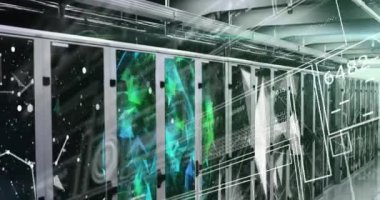 Sayılar ve grafiklerle Hud ekranlarının animasyonu, veri sunucu raflarındaki bağlantılı noktalar ve dünya. Dijital bileşik, ağ oluşturma, veri merkezi, güvenlik, teknoloji, ağ sunucusu, küreselleşme.