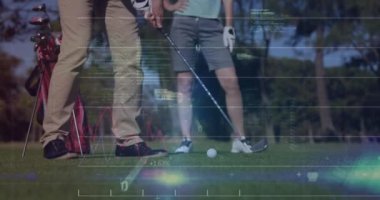 Beyaz erkek ve kadın golfçüler üzerinde finansal veri işleme animasyonu. Küresel spor, iş, finans, bilgisayar ve veri işleme kavramı dijital olarak oluşturulmuş video.