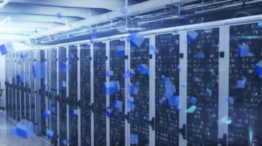 Bilgisayar sunucu odasına karşı 3D mavi küplerin, ışık noktası ve mozaik karelerin animasyonu. Bilgisayar arayüzü ve iş veri depolama teknolojisi kavramı