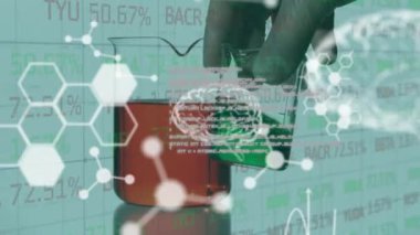 İnsan beyni animasyonu ve laboratuvar deney şişeleri üzerinde bilimsel veri işleme. Küresel bilim, bilgisayar ve veri işleme kavramı dijital olarak oluşturulmuş video