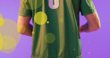 Beyazların futbol topunu saklayan oyuncularının orta bölümündeki mercek fişeklerinin canlandırılması. Dijital kompozit, çoklu pozlama, aydınlatma, soyut, spor ve rekabet konsepti.