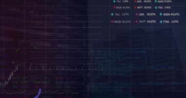 Çoklu grafik ve borsa verilerinin geceleri siluet binalarda dolaşması. Dijital bileşik, işletme, rapor, finans, ekonomi, yatırım, mimari ve şehir konsepti.