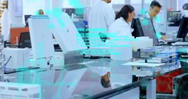 Bilgisayar kullanan çeşitli bilim adamları üzerinde programlama dili ve moleküler yapının animasyonu. Dijital bileşim, kodlama, teknoloji, laboratuvar, bilimsel deney, araştırma ve tıbbi.