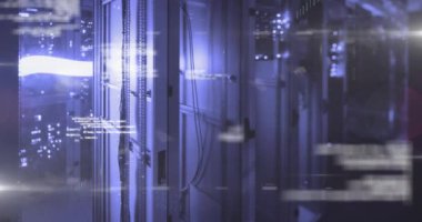 Program dili animasyonu, ikili kodlar ve veri sunucu rafları üzerinde parlamalar. Dijital olarak oluşturulmuş, ağ oluşturma, veri merkezi, güvenlik, teknoloji, kodlama, veritabanı, ağ sunucusu.